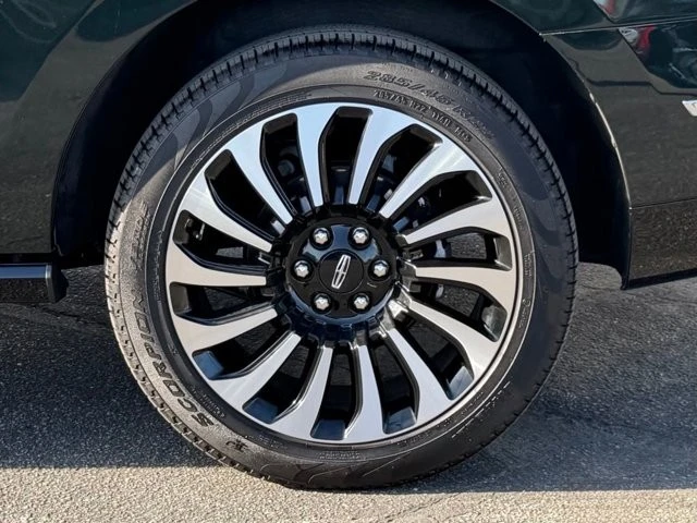 2024 Lincoln Navigator 4th Gen - Image 12 of 31