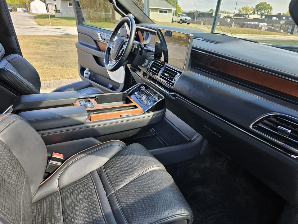2024 Lincoln Navigator 4th Gen - Image 10 of 21