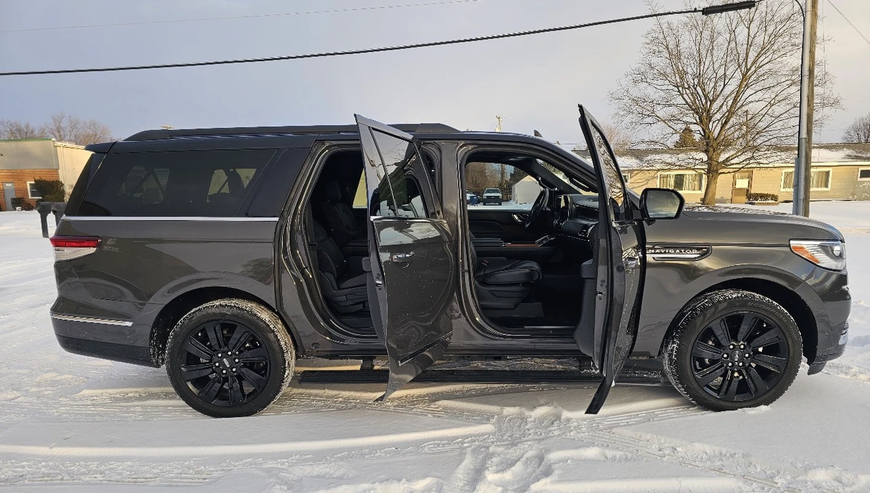 2024 Lincoln Navigator 4th Gen - Image 13 of 21