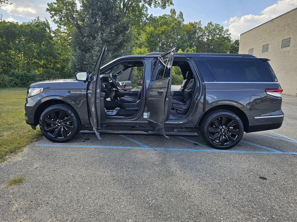 2024 Lincoln Navigator 4th Gen - Image 16 of 21