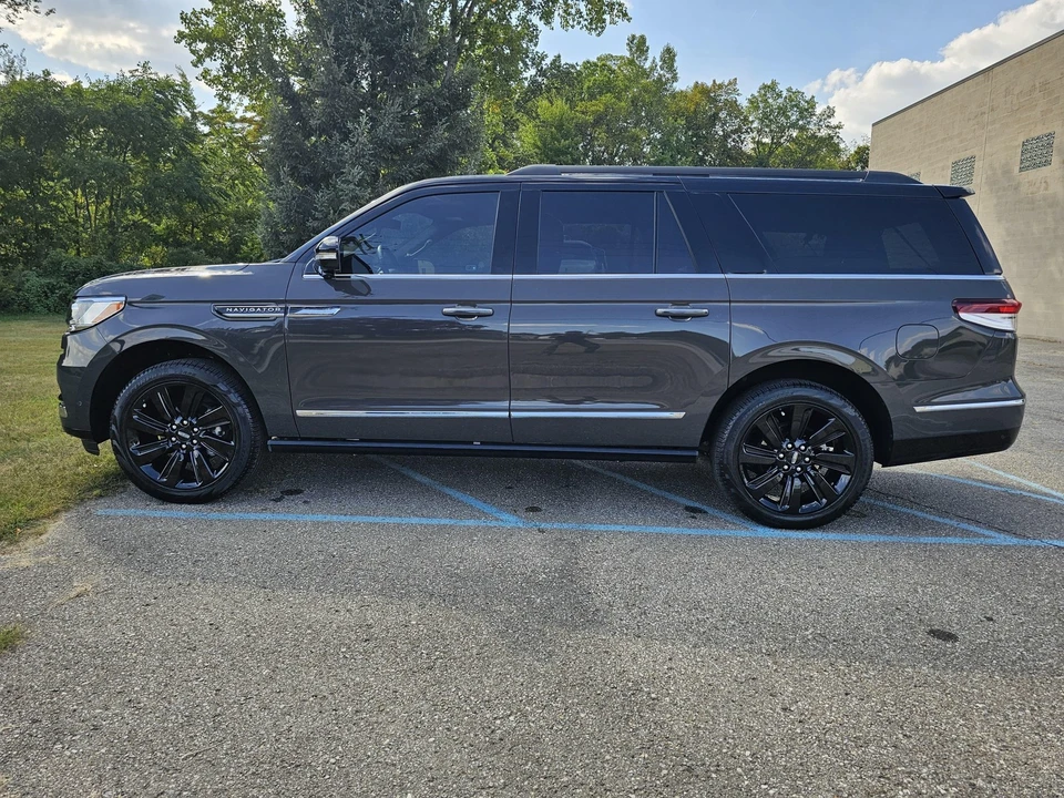 2024 Lincoln Navigator 4th Gen - Image 17 of 21