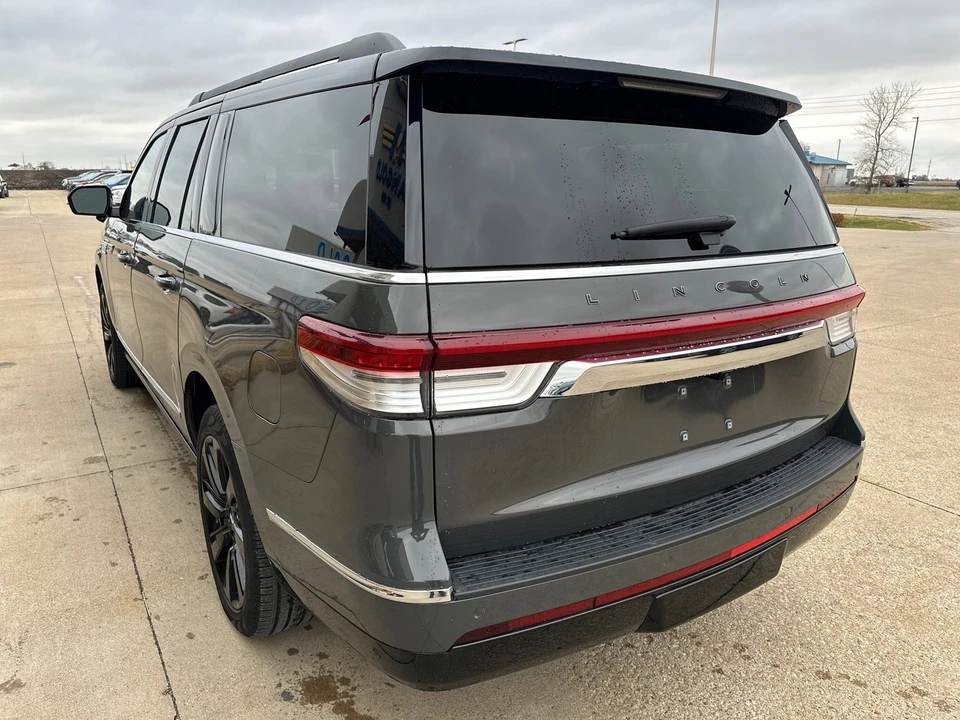 2024 Lincoln Navigator 4th Gen - Image 10 of 12