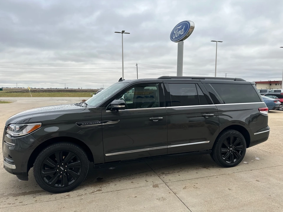 2024 Lincoln Navigator 4th Gen - Image 8 of 12