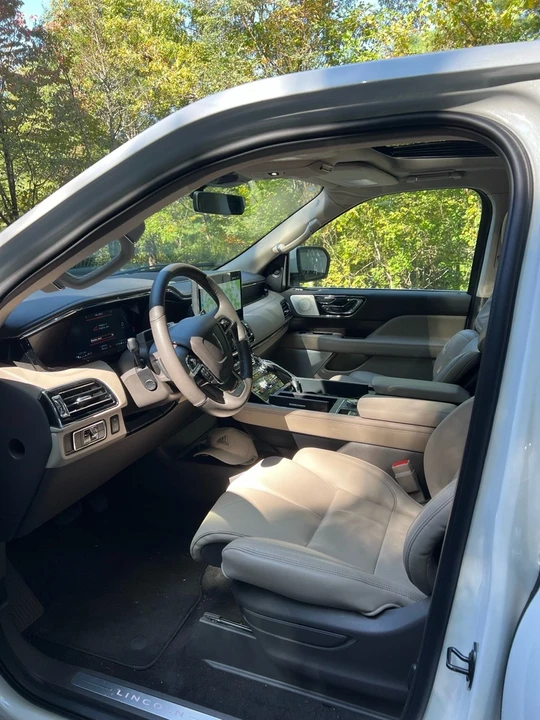 2024 Lincoln Navigator 4th Gen - Image 8 of 9