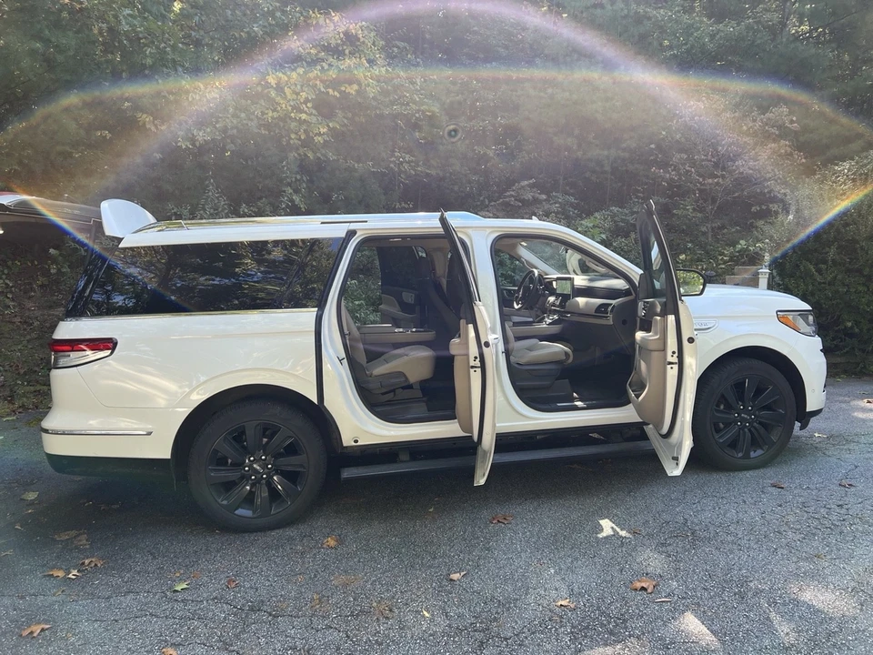 2024 Lincoln Navigator 4th Gen - Image 2 of 9