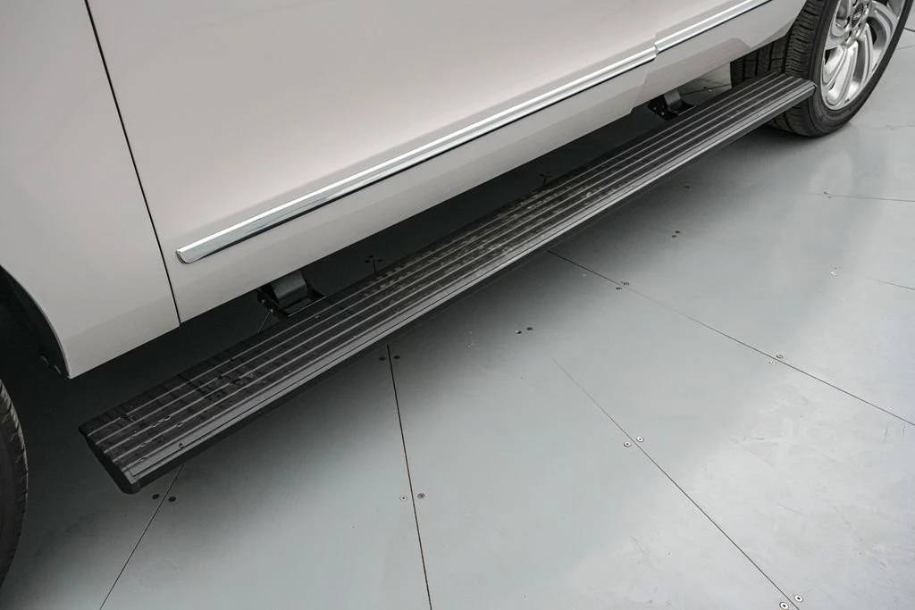 2024 Lincoln Navigator 4th Gen - Image 12 of 31