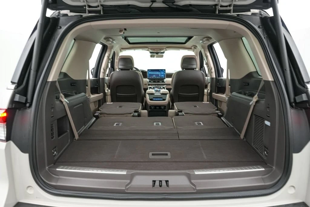 2024 Lincoln Navigator 4th Gen - Image 27 of 31