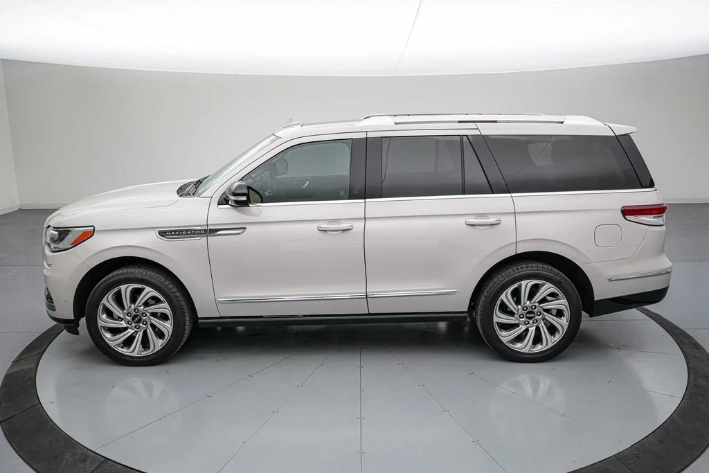 2024 Lincoln Navigator 4th Gen - Image 8 of 31