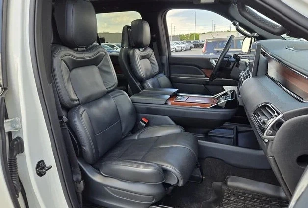 2024 Lincoln Navigator 4th Gen - Image 9 of 12