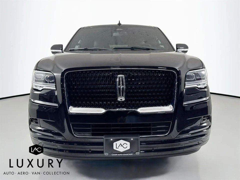 2024 Lincoln Navigator 4th Gen - Image 10 of 12