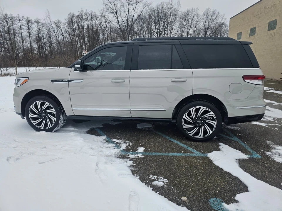 2024 Lincoln Navigator 4th Gen - Image 17 of 21