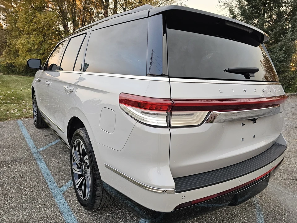 2024 Lincoln Navigator 4th Gen - Image 17 of 21