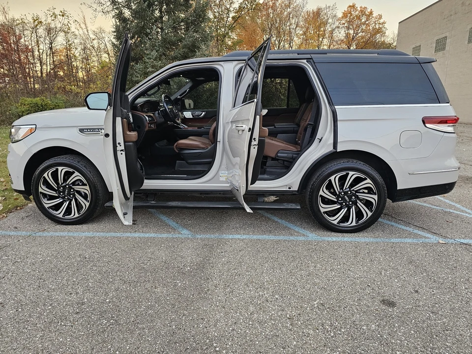 2024 Lincoln Navigator 4th Gen - Image 15 of 21