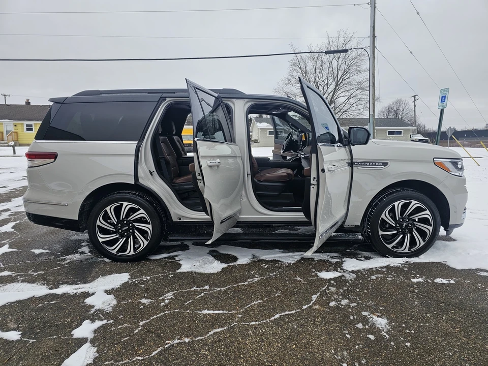 2024 Lincoln Navigator 4th Gen - Image 11 of 21