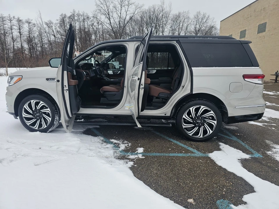 2024 Lincoln Navigator 4th Gen - Image 16 of 21