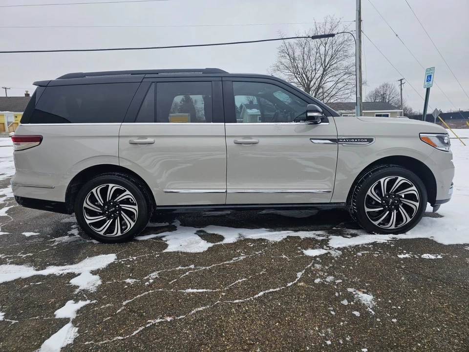 2024 Lincoln Navigator 4th Gen - Image 12 of 21