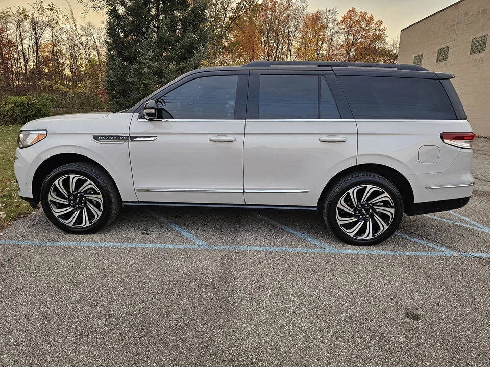 2024 Lincoln Navigator 4th Gen - Image 16 of 21