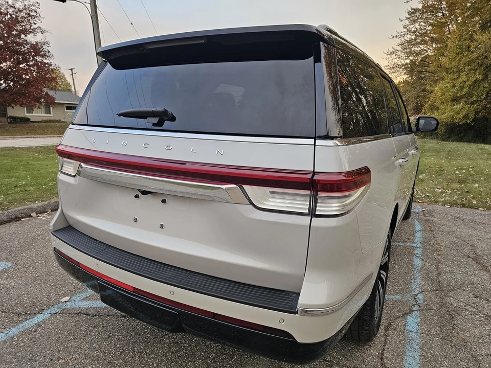2024 Lincoln Navigator 4th Gen - Image 20 of 21