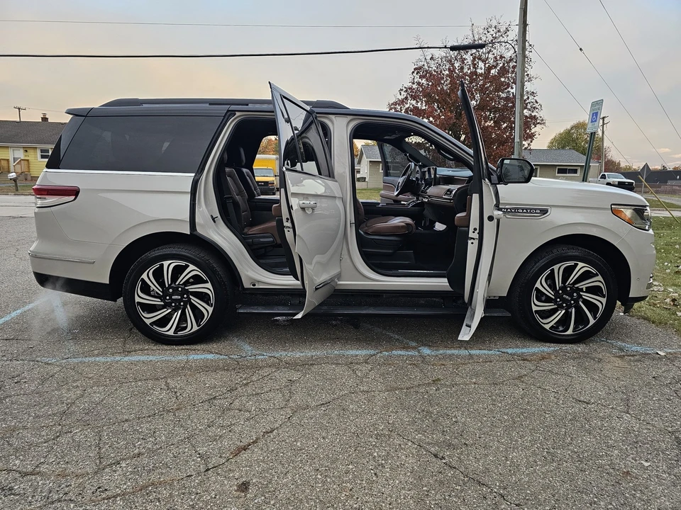 2024 Lincoln Navigator 4th Gen - Image 12 of 21