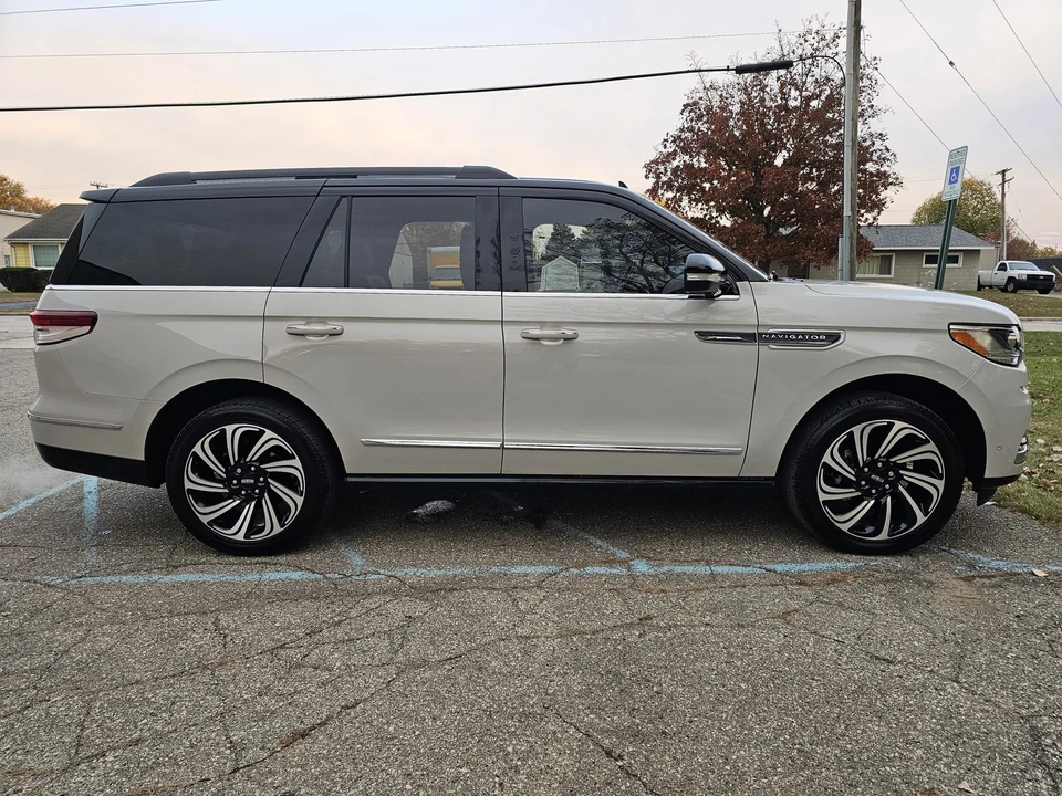 2024 Lincoln Navigator 4th Gen - Image 11 of 21