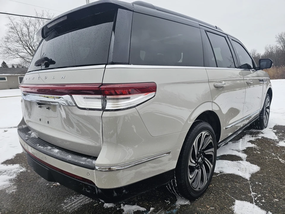 2024 Lincoln Navigator 4th Gen - Image 19 of 21
