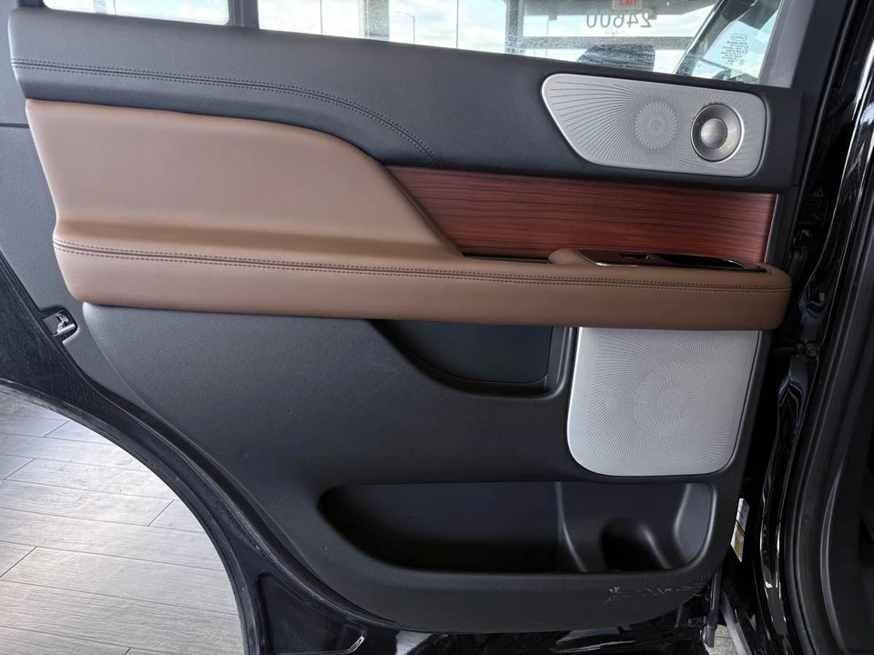 2024 Lincoln Navigator 4th Gen - Image 28 of 31