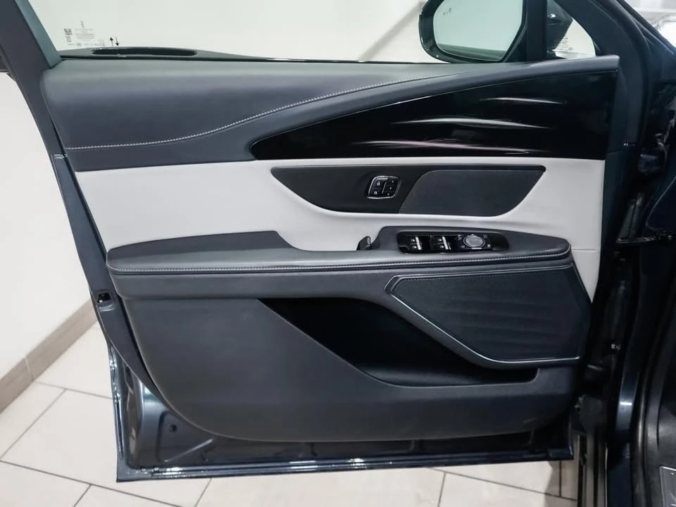 2024 Lincoln Nautilus - Image 2 of 10