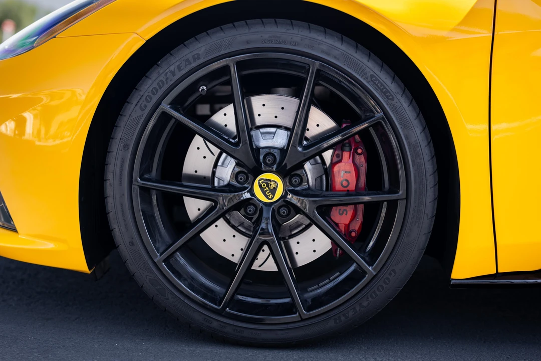 2024 Lotus Emira - Image 15 of 31