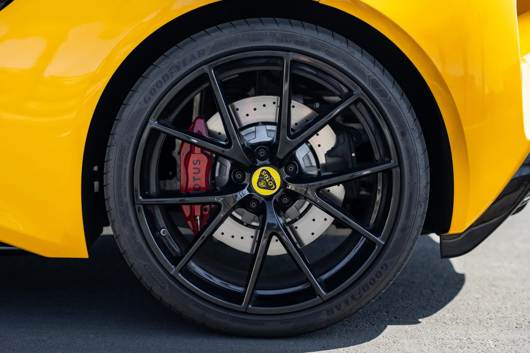 2024 Lotus Emira - Image 16 of 31