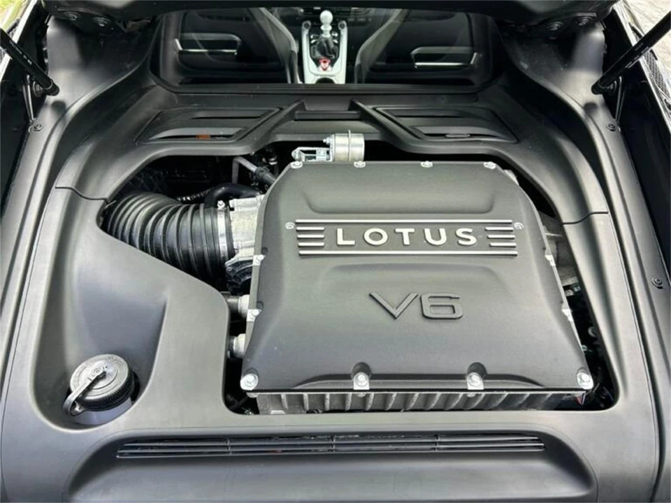 2024 Lotus Emira - Image 15 of 31