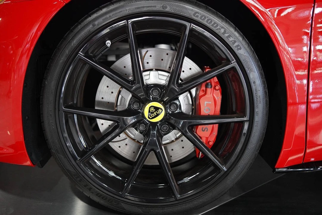 2024 Lotus Emira - Image 16 of 31