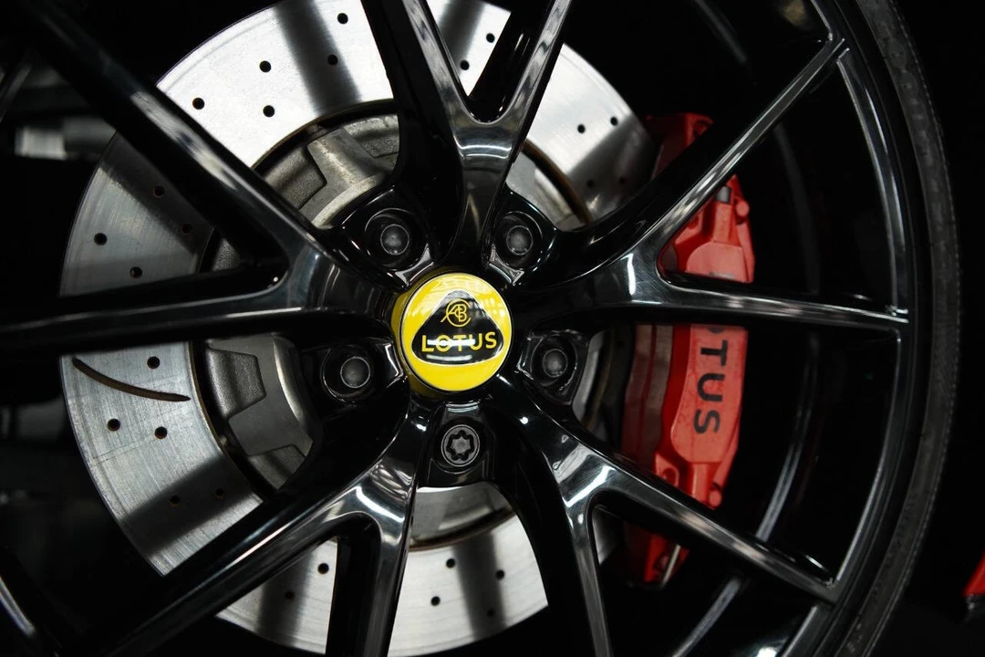 2024 Lotus Emira - Image 27 of 31