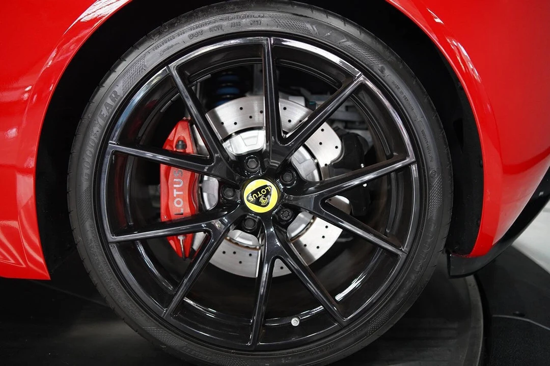 2024 Lotus Emira - Image 19 of 31
