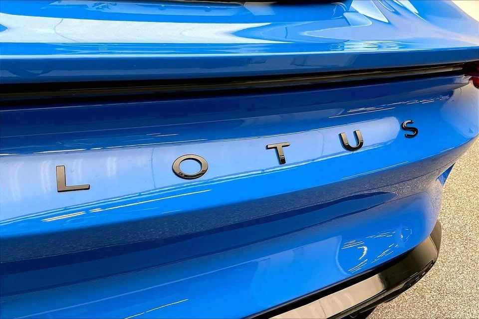 2024 Lotus Emira - Image 16 of 20