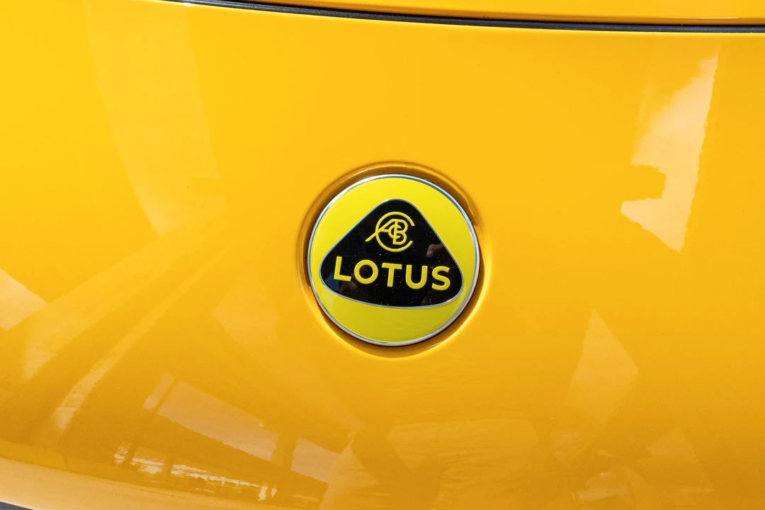 2024 Lotus Emira - Image 14 of 31