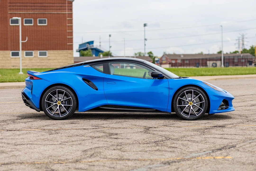 2024 Lotus Emira - Image 11 of 31