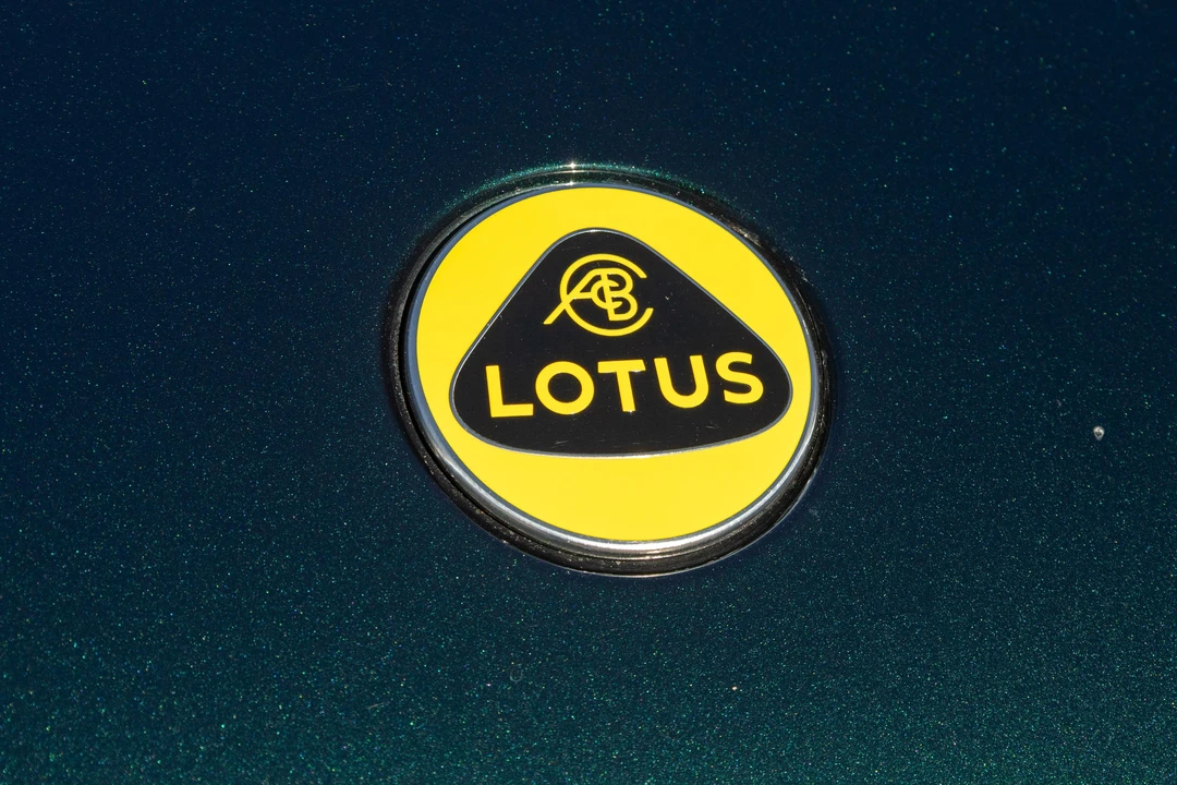2024 Lotus Emira - Image 15 of 31