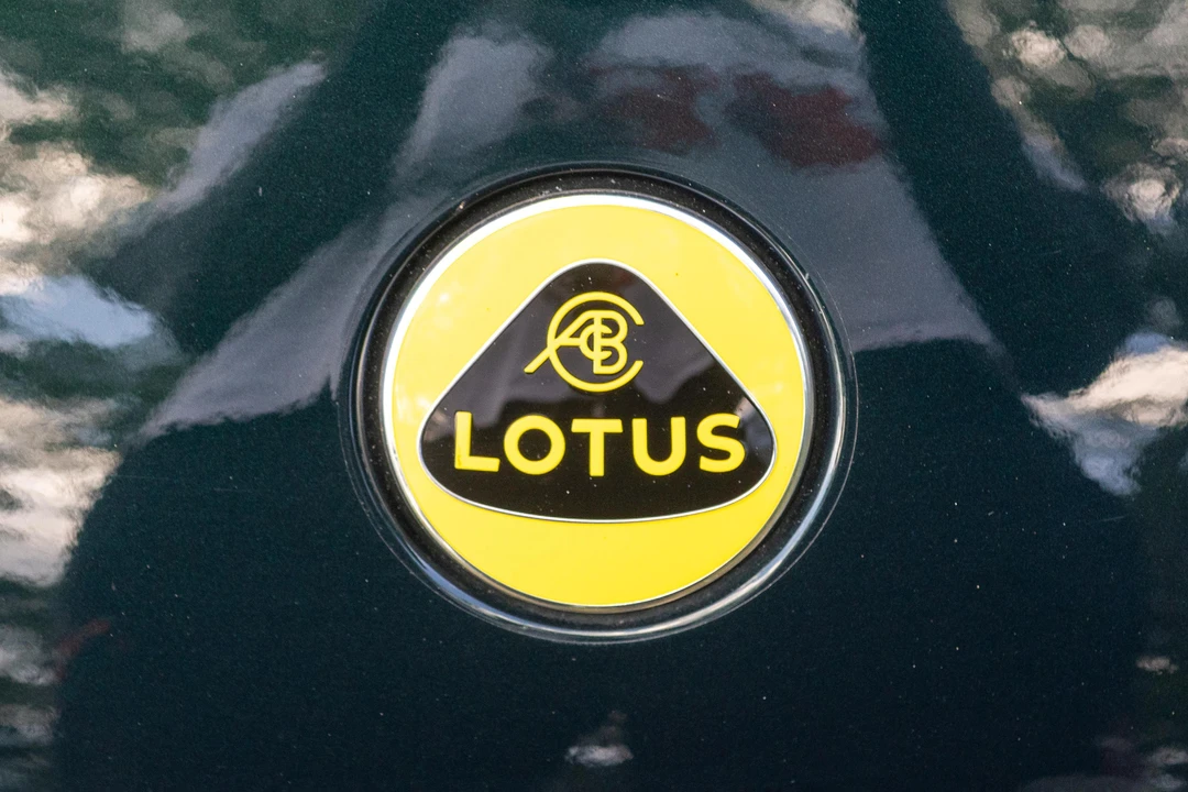 2024 Lotus Emira - Image 15 of 31