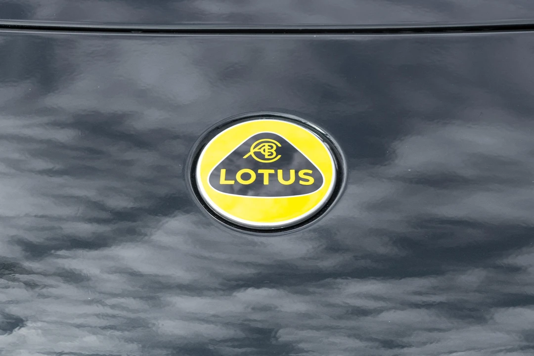 2024 Lotus Emira - Image 14 of 31