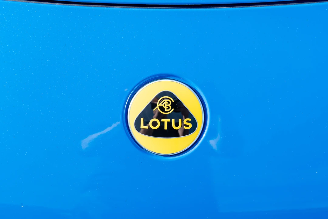 2024 Lotus Emira - Image 13 of 31