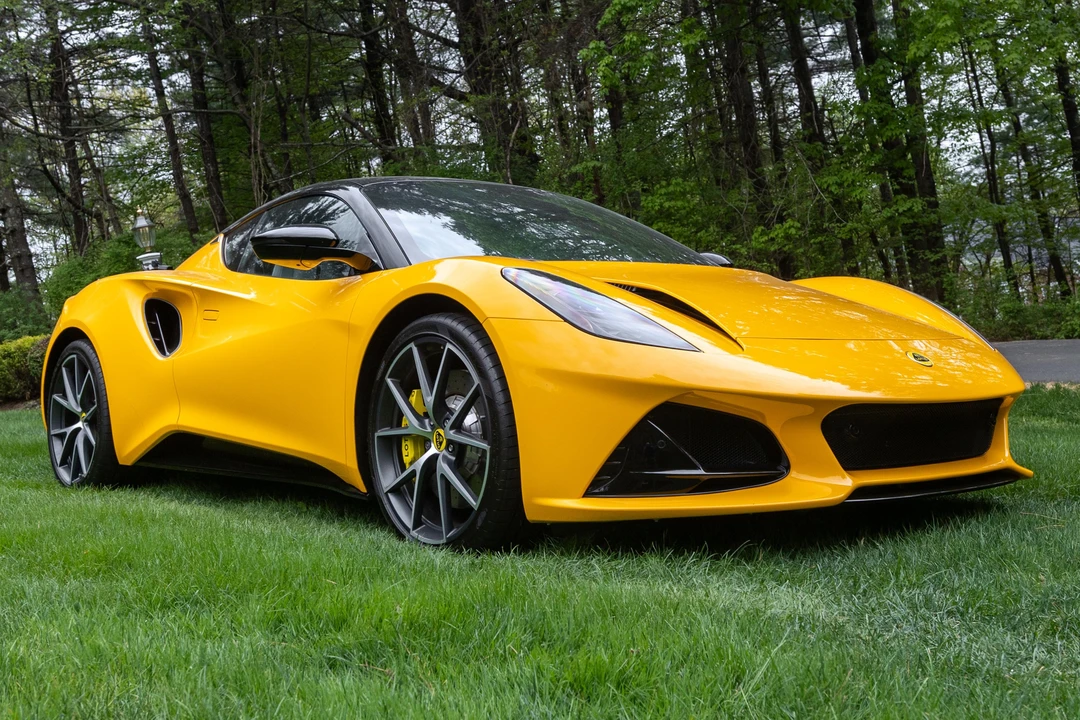 2024 Lotus Emira - Image 15 of 31