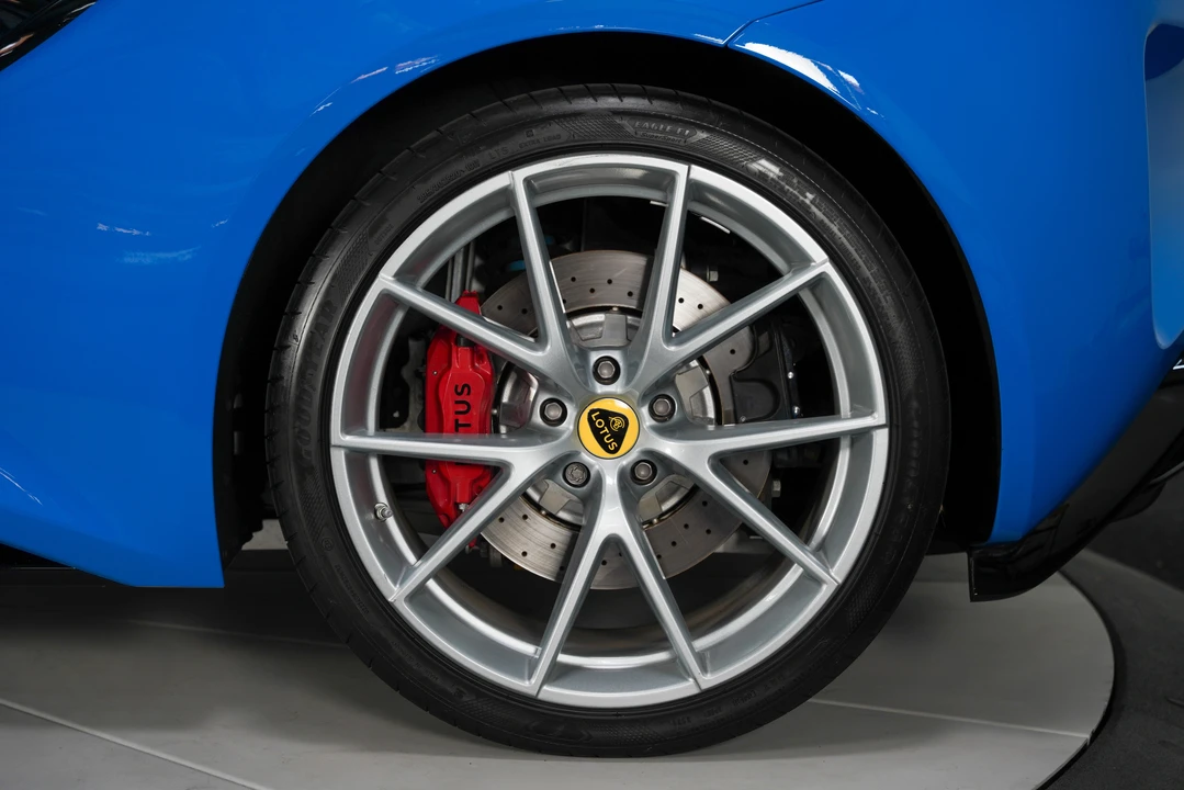 2024 Lotus Emira - Image 18 of 31