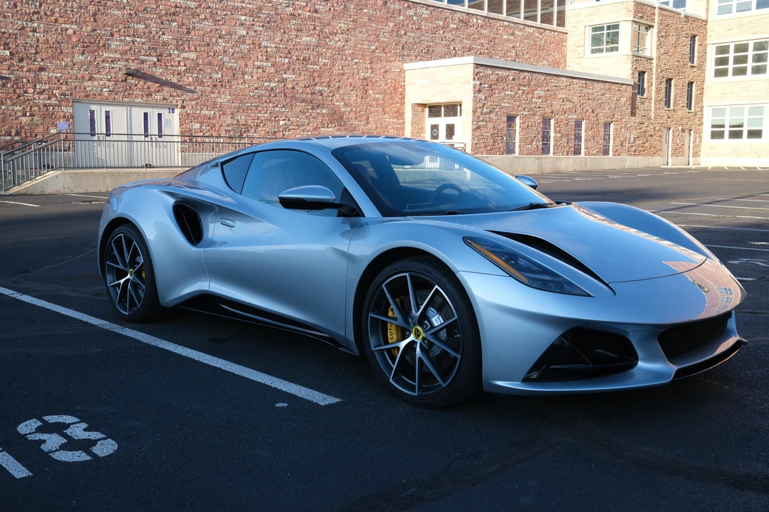 2024 Lotus Emira - Image 14 of 31