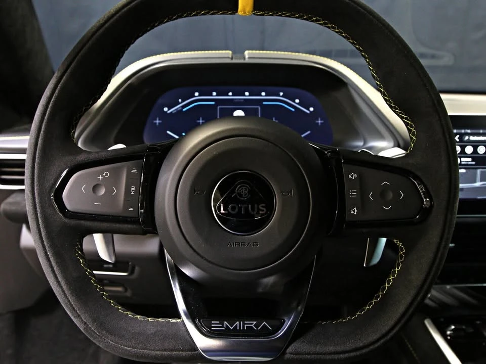 2024 Lotus Emira - Image 15 of 18