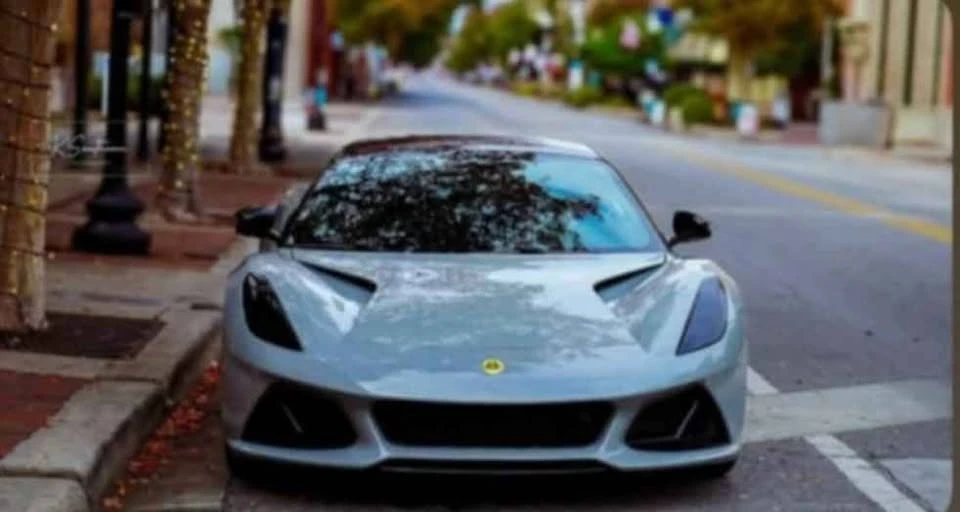 2024 Lotus Emira - Image 16 of 19