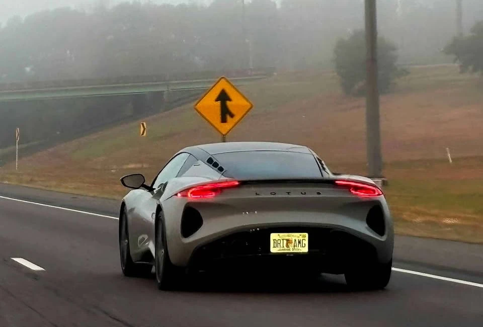 2024 Lotus Emira - Image 15 of 19