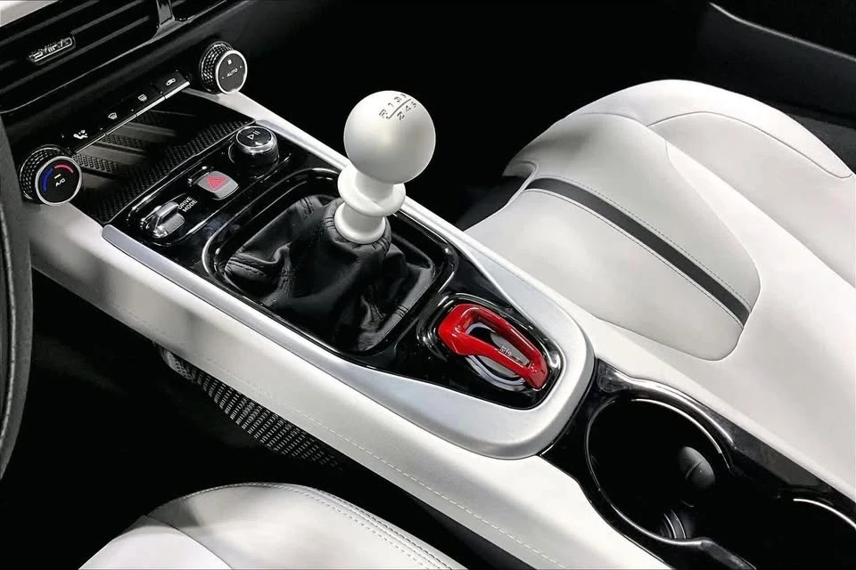 2024 Lotus Emira - Image 15 of 20