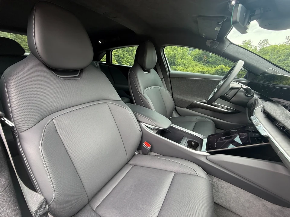 2024 Lucid Air - Image 16 of 21