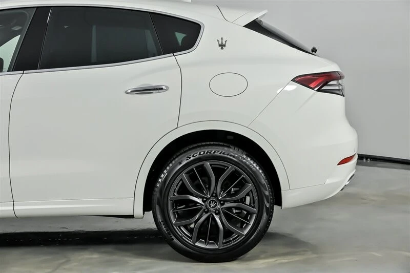 2024 Maserati Levante - Image 9 of 12