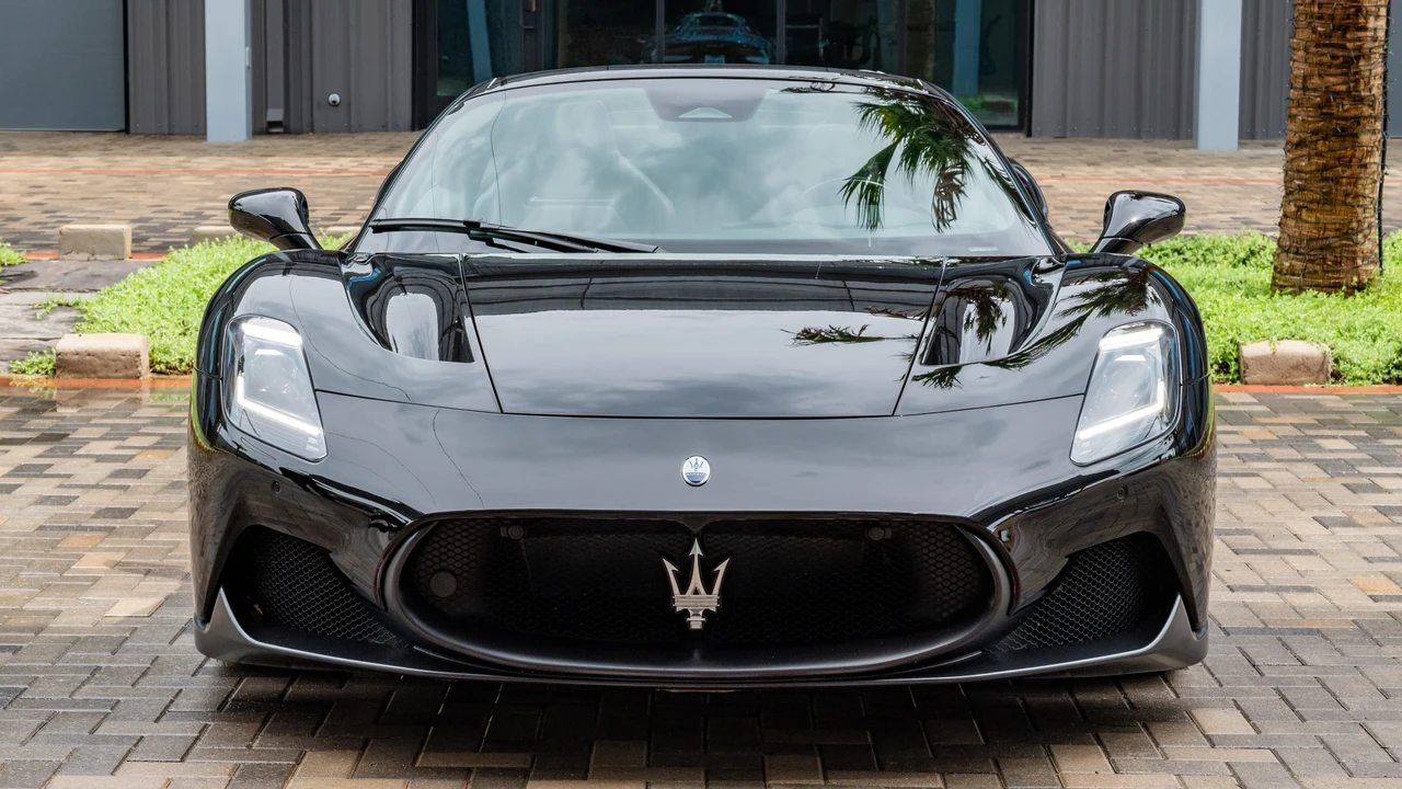 2024 Maserati MC20 Cielo - Image 2 of 31